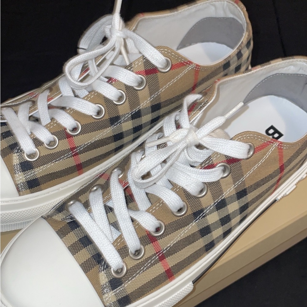 Burberry shoes - Picture 2 of 3